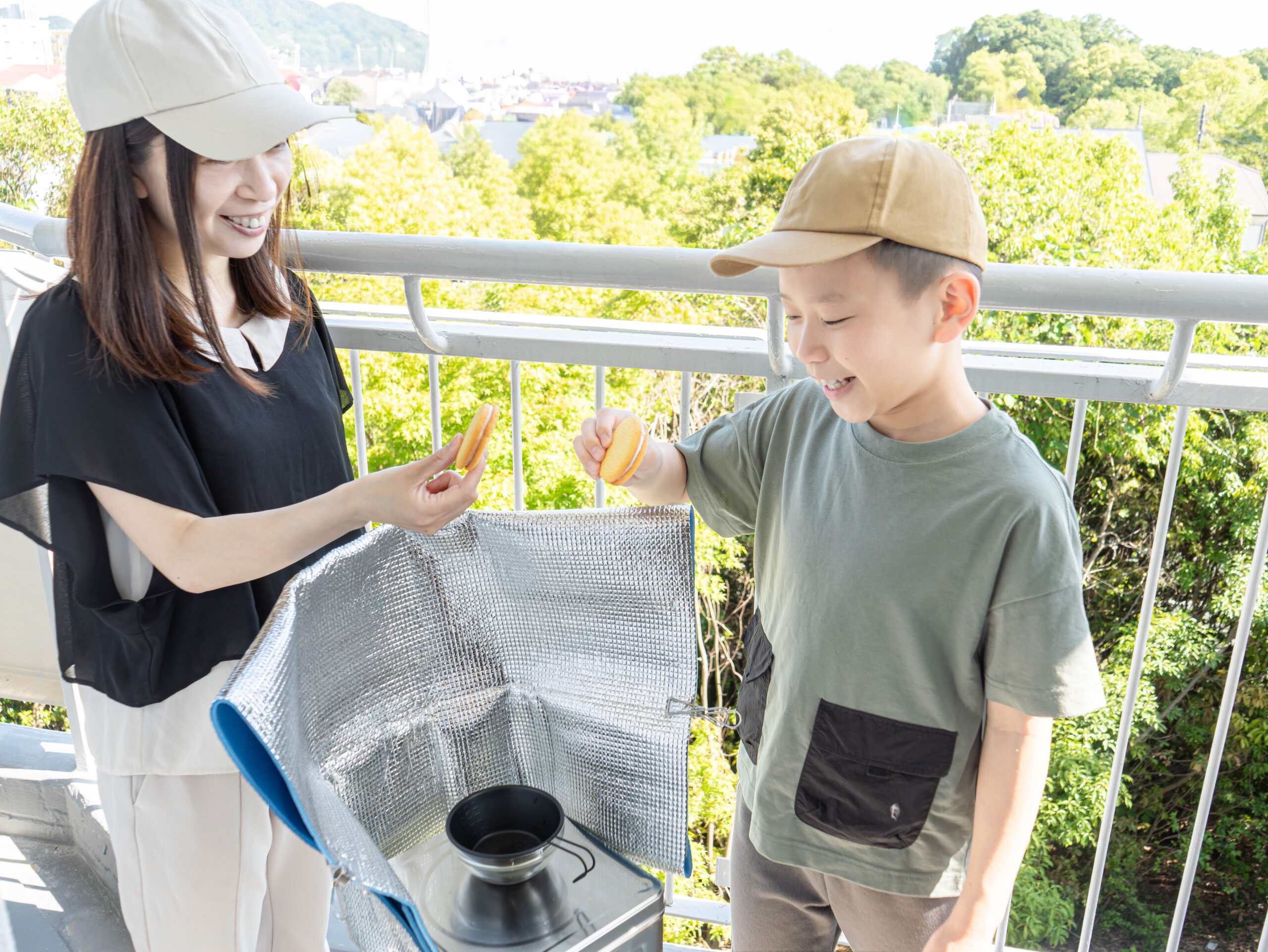 親子で調理結果を確認している様子